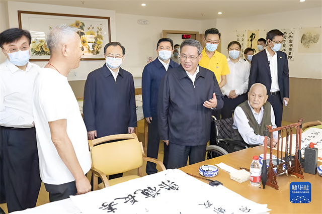 1687851287776925.jpg 1-李強(qiáng)在書畫室(有新華社logo).jpg