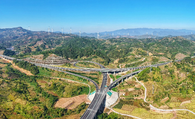 恭城互通四通八達，架起少數(shù)民族地區(qū)高質(zhì)量發(fā)展的希望。 (1).jpg